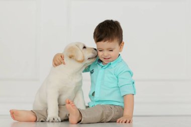 jongen met labrador puppy