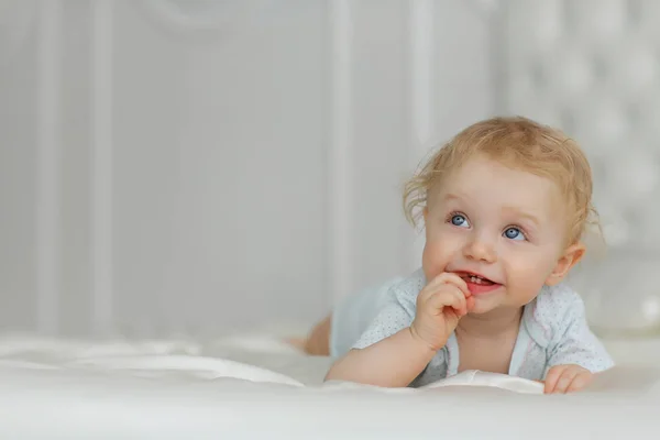 Mała Dziewczynka Siedzieć Łóżku — Zdjęcie stockowe