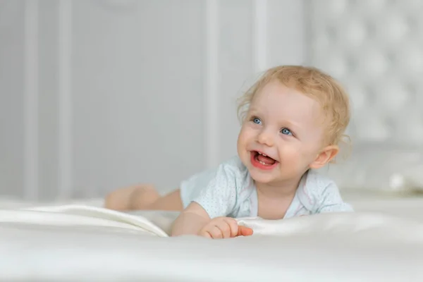 Little Girl Sit Bed — Stock Photo, Image