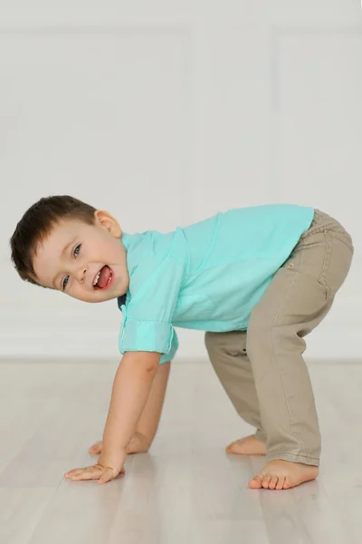 Kleine Jongen Zitten Het Bed — Stockfoto