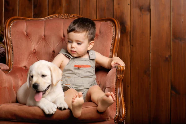 Malý Chlapec Sedí Židli — Stock fotografie