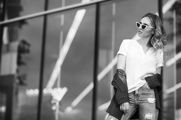 Modeporträtt Ung Kvinna Vita Solglasögon — Stockfoto