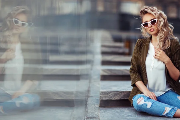 Modeporträt Einer Jungen Frau Mit Weißer Sonnenbrille — Stockfoto