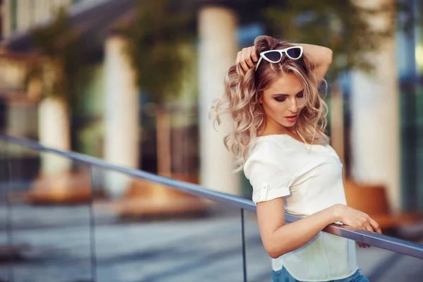 Modeporträt Einer Jungen Frau Mit Weißer Sonnenbrille — Stockfoto