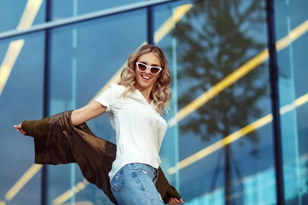 Modeporträt Einer Jungen Frau Mit Weißer Sonnenbrille — Stockfoto