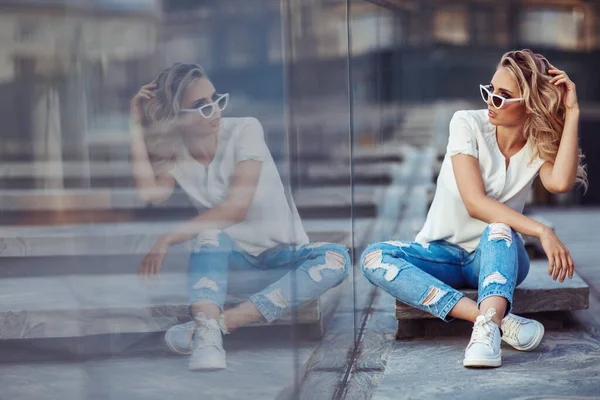 Modeporträt Einer Jungen Frau Mit Weißer Sonnenbrille — Stockfoto