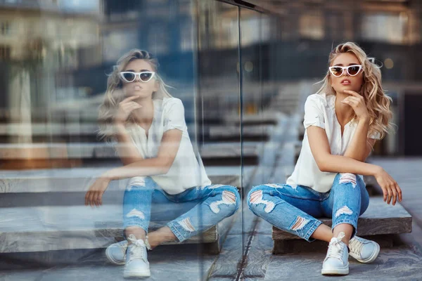 Modeporträt Einer Jungen Frau Mit Weißer Sonnenbrille — Stockfoto