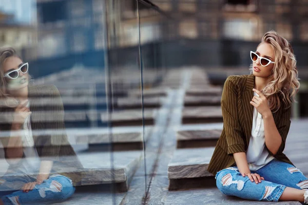 Modeporträt Einer Jungen Frau Mit Weißer Sonnenbrille — Stockfoto