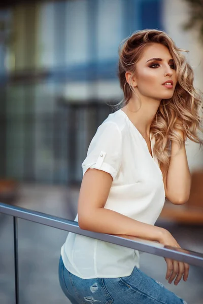 Fashion Portret Van Een Jonge Vrouw Witte Blouse Rechtenvrije Stockafbeeldingen