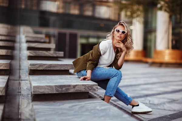 Modeporträt Einer Jungen Frau Mit Weißer Sonnenbrille Stockbild