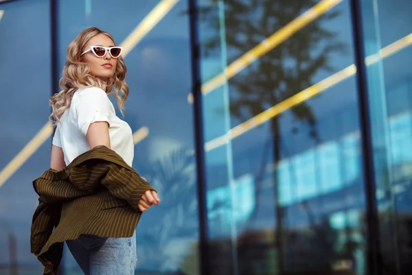 Modeporträt Einer Jungen Frau Mit Weißer Sonnenbrille lizenzfreie Stockbilder