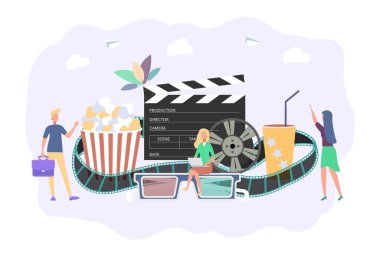 İnsanlar film izliyor. Ev sineması. Sinema reklamı. Patlamış mısır, film şeridi ve makarası için kova. Film yapımcılığı afişi. Şovun galası..