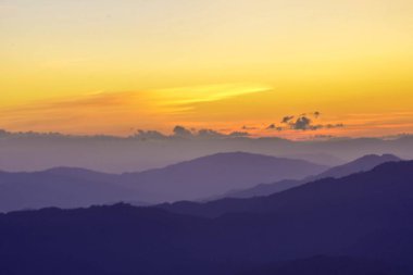 Gün batımında Doi Chang 'in güzel dağ manzarası, Chiang Rai, Tayland.