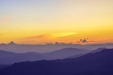 Gün batımında Doi Chang 'in güzel dağ manzarası, Chiang Rai, Tayland.