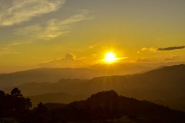 Tayland-Birmanya sınırında güzel bir bakış açısı Güneş Doi Chang Mubot Arboretum uzak düşüyor. Mae Sai, Chiang Rai Eyaleti, Tayland Kışın Güçlü rüzgar