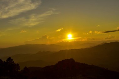 Tayland-Birmanya sınırında güzel bir bakış açısı Güneş Doi Chang Mubot Arboretum uzak düşüyor. Mae Sai, Chiang Rai Eyaleti, Tayland Kışın Güçlü rüzgar