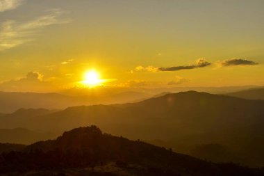 Tayland-Birmanya sınırında güzel bir bakış açısı Güneş Doi Chang Mubot Arboretum uzak düşüyor. Mae Sai, Chiang Rai Eyaleti, Tayland Kışın Güçlü rüzgar