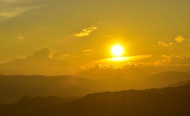 Tayland-Birmanya sınırında güzel bir bakış açısı Güneş Doi Chang Mubot Arboretum uzak düşüyor. Mae Sai, Chiang Rai Eyaleti, Tayland Kışın Güçlü rüzgar