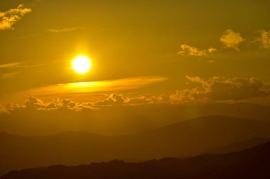 Tayland-Birmanya sınırında güzel bir bakış açısı Güneş Doi Chang Mubot Arboretum uzak düşüyor. Mae Sai, Chiang Rai Eyaleti, Tayland Kışın Güçlü rüzgar
