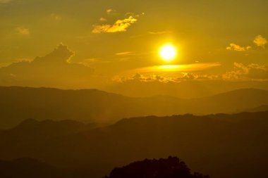 Tayland-Birmanya sınırında güzel bir bakış açısı Güneş Doi Chang Mubot Arboretum uzak düşüyor. Mae Sai, Chiang Rai Eyaleti, Tayland Kışın Güçlü rüzgar