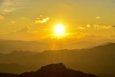 Tayland-Birmanya sınırında güzel bir bakış açısı Güneş Doi Chang Mubot Arboretum uzak düşüyor. Mae Sai, Chiang Rai Eyaleti, Tayland Kışın Güçlü rüzgar