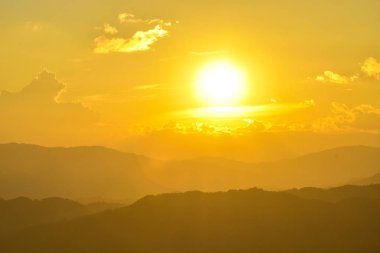 Tayland-Birmanya sınırında güzel bir bakış açısı Güneş Doi Chang Mubot Arboretum uzak düşüyor. Mae Sai, Chiang Rai Eyaleti, Tayland Kışın Güçlü rüzgar