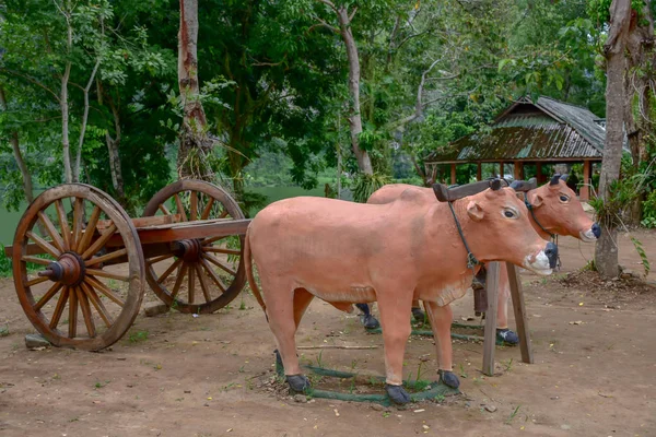 泰国的大型牛雕像 — 图库照片