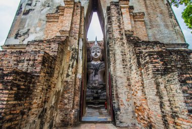 Wat Si Chum tapınağında antik Buda heykeli ile Sukhothai Tarihi Parkı Tayland gezgin.