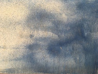 Beyaz duvar arkaplanına mavi suluboya el çizimi için yaratıcı soyut tasarım şablonu