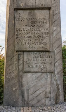 Bir yazıt ile dört beton stel. Friedland anıt Alman expellees ve dönenlerin bir anıtıdır. Friedland kasaba yukarıda bir tepenin üzerinde bulunan