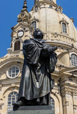 Dresden, Almanya: Martin Luther memorial heykeli restore edilmiş Frauenkirche yakınındaki. Martin Luther Protestan reform seminal bir rakamdır.