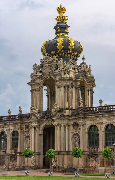 ドレスデンのツヴィンガー宮殿のドレスデン ドイツの Kronentor ツヴィンガー宮殿 はツヴィンガー宮殿 囲まれたキリング グラウンド城や都市のゲートの前のドイツ語単語から派生 — ストック写真