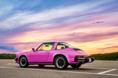 Pembe Porsche 911 Targa