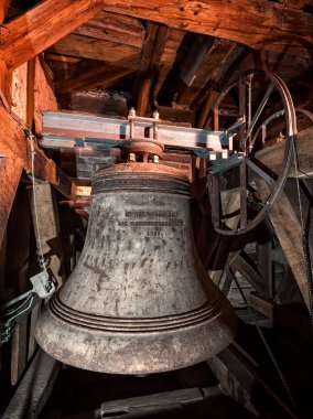 Eski kilise çanı ve yükselen inşaat. 
