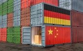 Hromádky nákladních kontejnerů. Německá a čínská vlajka. 3D vykreslování