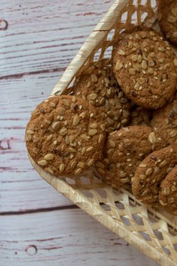 Hasır sepetteki yulaf ezmeli kurabiyeler