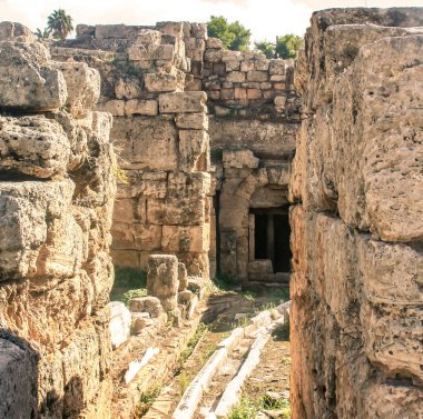 Dar bir lane ile tarihi kalıntılar