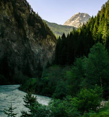 dağ ve nehir üzerinde büyük görünüm