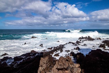 Dalgalar tenerife adasında uzak manzara