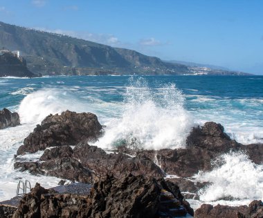 Dalgalar tenerife adasındaki görünümünden sahil