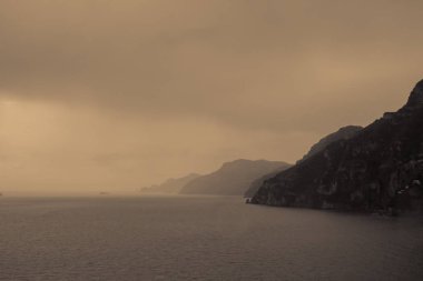 Çok Bulutlu amalfi coast üzerinde göster