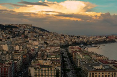 bulutlar ile Napoli üzerinden büyük görünüm