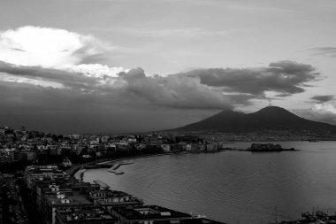 Açık görüş bulutlar ile Napoli sahil üzerinde