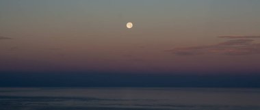 muhteşem denizin üzerinde büyük bir ay görünümünden