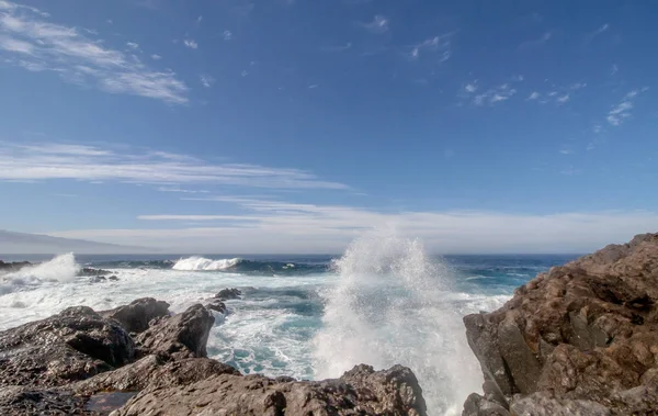岩の上の大クラッシュ波 — ストック写真
