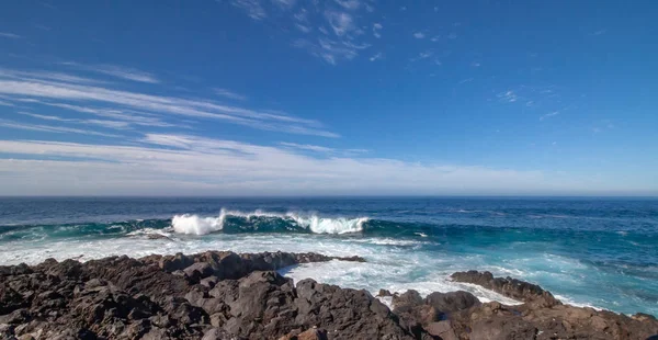 Olas rompiendo ruedan sobre las rocas —  Fotos de Stock