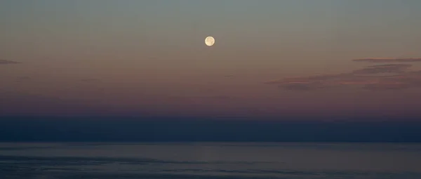 Spektakularny widok z wielki księżyc nad morzem — Zdjęcie stockowe
