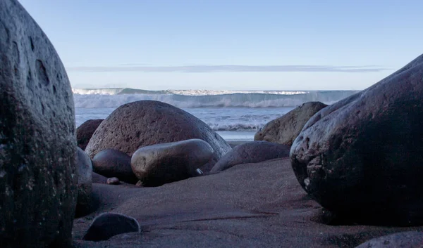 Vue spectaculaire sur la plage entre les rochers — Photo