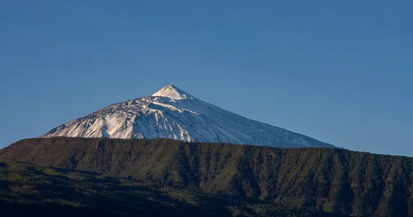 Gran vista a la montaña con nieve —  Fotos de Stock