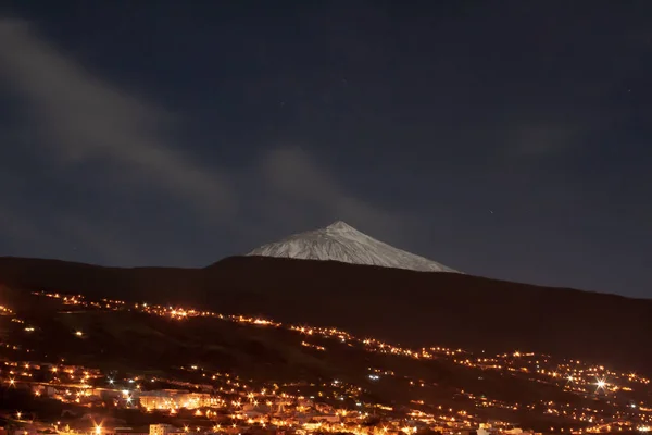 Vista nocturna a la montaña con nieve —  Fotos de Stock